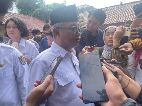Mendikdasmen, Prof. Dr. Abdul Mu'ti didampingi Walikota Depok, Supian Suri saat menyambangi SMPN 2 dan SDN Depok baru 08, Pancoran Mas, Depok, Senin (30/3/2026). Foto: Dok. kumparan