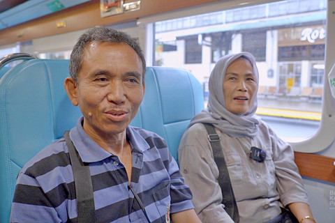 Sepasang suami istri yang menaiki Kereta Ekonomi Kerakyatan untuk mudik. Foto: Dok. Bakom RI