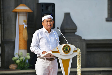 Gubernur Jawa Barat, Dedi Mulyadi saat mengikuti silaturahmi bersama pegawai Pemerintah Daerah Provinsi Jawa Barat dan para kepala daerah se-Jawa Barat di Gedung Sate, Senin (30/3/2026). Foto: Dok. Humas Pemprov Jabar