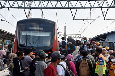 Sejumlah penumpang antre untuk naik KRL Commuter Line saat hari pertama kerja pascalibur Lebaran di Stasiun Bogor, Jawa Barat, Senin (30/3/2026). Foto: Arif Firmansyah/ANTARA FOTO