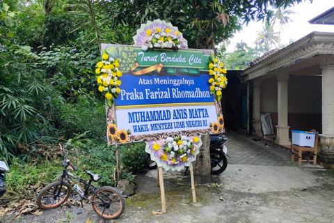 Suasana rumah duka anggota TNI yang gugur saat tugas dalam misa perdamaian di Lebanon, Prajurit Kepala (Praka) Farizal Rhomadhon, di Ledok RT 17, Kelurahan Sidorejo, Kapanewon Lendah, Kabupaten Kulon Progo. Foto: Arfiansyah Panji Purnandaru/kumparan