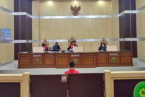 Julius sang pembunuh berantai di Berau saat tengah diadili oleh hakim PN Tanjung Redeb. Foto: Dok. Istimewa