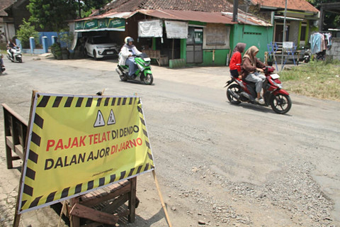 Masyarakat melintasi jalan yang rusak di Desa Daren, Kecamatan Nalumsari, Kabupaten Jepara, Jawa Tengah pada Senin (30/3/2026).  Foto: Vega Maarijil Ula/kumparan