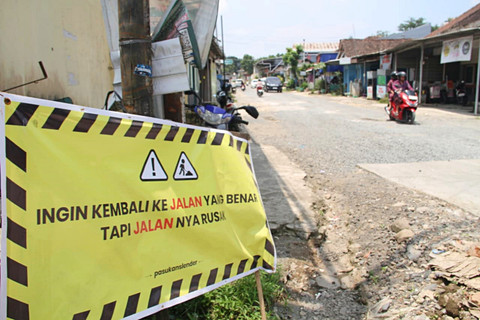 Masyarakat melintasi jalan yang rusak di Desa Daren, Kecamatan Nalumsari, Kabupaten Jepara, Jawa Tengah pada Senin (30/3/2026). Foto: Vega Maarijil Ula/kumparan