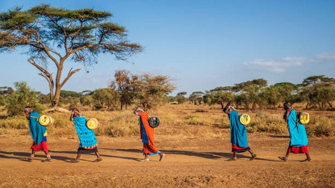Masyarakat di beberapa wilayah Afrika melakukan pengangkutan air secara manual untuk memenuhi kebutuhan sehari-hari. Foto: Pixabay