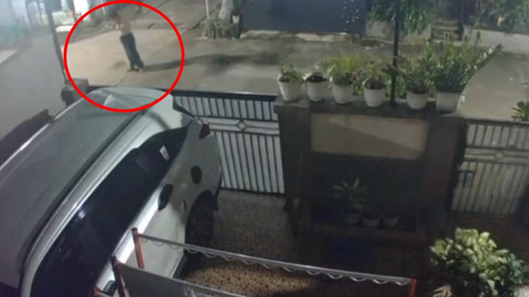 CCTV penyiraman air keras di Perumahan Bumisani Permai, Desa Setiamekar, Kecamatan Tambun Selatan, Kabupaten Bekasi, Senin (30/3/2026). Foto: Dok. Istimewa