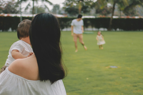 gambar ini menunjukkan kehadiran orang tua dan kedekatan emosional dengan anak. dok: unsplash