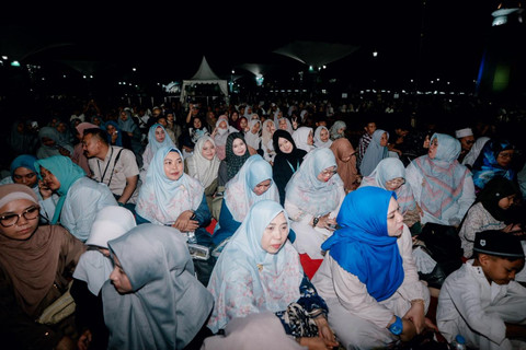 Wamensos Agus Jabo menghadiri Haul Agung Sultan Maulana Hasanuddin ke-465 M/470 H di Alun-alun Masjid Agung Banten Lama, Kasemen, Kota Serang, Banten, Senin (30/3/2026). Foto: Dok. Kemensos