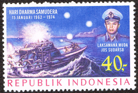 Perangko yang menggambarkan Yos Sudarso dan Pertempuran Laut Aru 1962. Foto: Wikimedia Common (gambar bebas hak cipta)