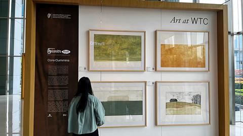 Pengunjung yang sedang melihat-lihat pameran seni Ireland's Eye 2026: The Imprint of Irish Landscape. Foto: Gitario Vista Inasis/kumparan