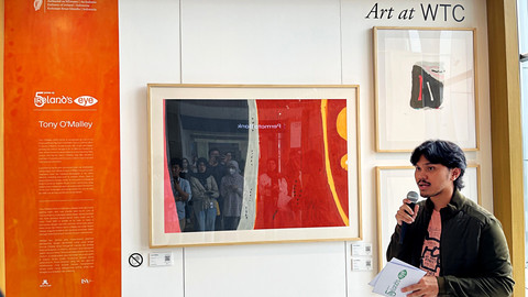 Marketing and Event Coordinator ISA Art Design, Adellard Arreshad dalam acara pembukaan pameran seni Ireland's Eye 2026: The Imprint of Irish Landscape di Lobby WTC 2, Jakarta pada Selasa (31/3/2026). Foto: Gitario Vista Inasis/kumparan