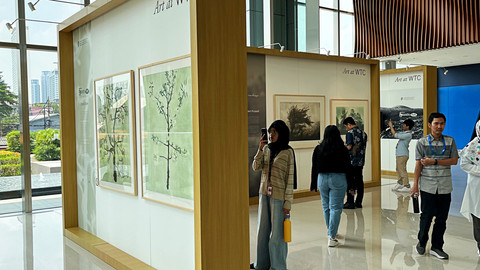 Pengunjung yang sedang melihat-lihat pameran seni Ireland's Eye 2026: The Imprint of Irish Landscape. Foto: Gitario Vista Inasis/kumparan