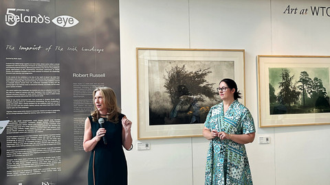 President Director of Isa Art Gallery Deborah Iskandar (kiri) dan Duta Besar Irlandia untuk Indonesia, H.E Mrs. Sharon Lennon dalam acara pameran seni Ireland's Eye 2026: The Imprint of Irish Landscape di Lobby WTC 2, Jakarta pada Selasa (31/3/2026). Foto: Gitario Vista Inasis/kumparan