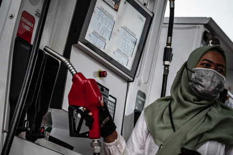 Petugas mengangkat nozzle mesin pengisian bahan bakar minyak (BBM) jenis Pertamax Turbo usai melayani pelanggan di SPBU COCO Jalan Ahmad Yani, Semarang, Jawa Tengah, Selasa (31/3/2026). Foto: Aprillio Akbar/ANTARA FOTO