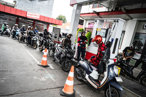 Pengendara sepeda motor mengisi bahan bakar minyak (BBM) jenis Pertamax di SPBU COCO Jalan Ahmad Yani, Semarang, Jawa Tengah, Selasa (31/3/2026). Foto: Aprillio Akbar/ANTARA FOTO
