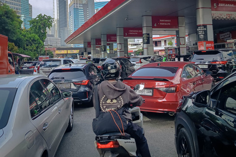 Sejumlah kendaraan antre mengisi BBM di salah satu SPBU di Jakarta, Selasa (31/3/2026). Foto: Jamal Ramadhan/kumparan