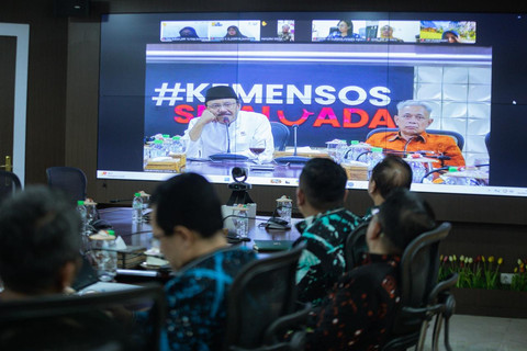 Menteri Sosial Saifullah Yusuf dan Wamensos Agus Jabo Priyono melakukan pertemuan dengan seluruh Kepala Sekolah Rakyat dalam acara halalbihalal dan pengarahan pasca libur lebaran melalui zoom meeting di Kantor Kemensos, Selasa (31/3/2026). Foto: Kemensos RI