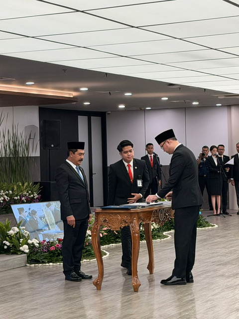 Menteri Imipas Agus Andrianto melantik Dirjen Imigrasi Hendarsam Marantoko. Foto: Dok. kumparan