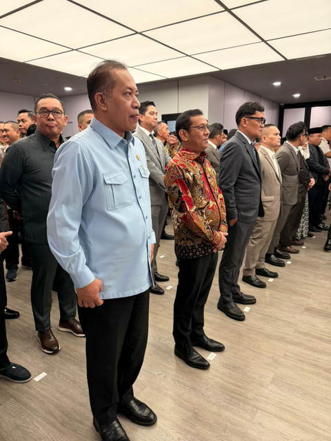 Sejumlah tamu yang hadiri pelantikan Dirjen Imigrasi. Termasuk Menteri Koperasi Ferry Juliantono (kiri) serta Ketua Komisi III DPR RI, Habiburokhman (tiga dari kiri). Foto: Dok. kumparan