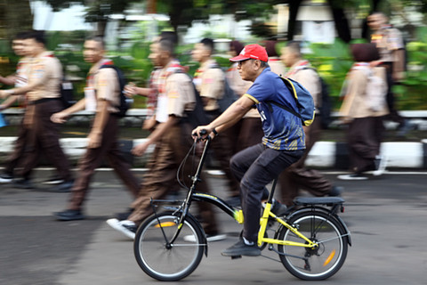 Seorang pegawai pemerintah menggunakan sepeda saat berangkat kerja di lingkungan Pemerintah Kabupaten Bogor, Cibinong, Kabupaten Bogor, Jawa Barat, Rabu (1/4/2026). Foto: Yulius Satria Wijaya/ANTARA FOTO