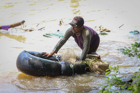 Warga tampak memancing ikan sapu-sapu di aliran Kali Bekasi, kawasan Margahayu, Bekasi Timur, Jawa Barat, Rabu (1/4/2026). Foto: Iqbal Firdaus/kumparan