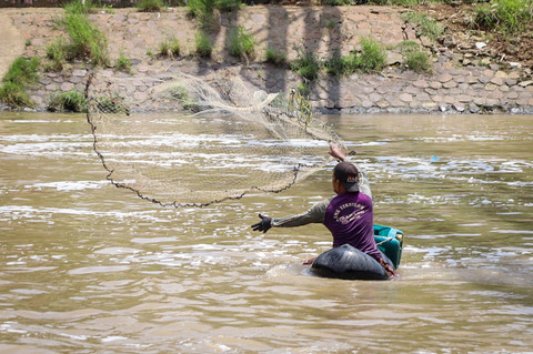 Warga tampak memancing ikan sapu-sapu di aliran Kali Bekasi, kawasan Margahayu, Bekasi Timur, Jawa Barat, Rabu (1/4/2026). Foto: Iqbal Firdaus/kumparan