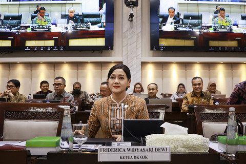 Ketua Dewan Komisioner OJK Friderica Widyasari Dewi bersiap mengikuti rapat kerja dengan Komisi XI DPR di Kompleks Parlemen, Senayan, Rabu (1/4/2026). Foto: Dhemas Reviyanto/ANTARA FOTO