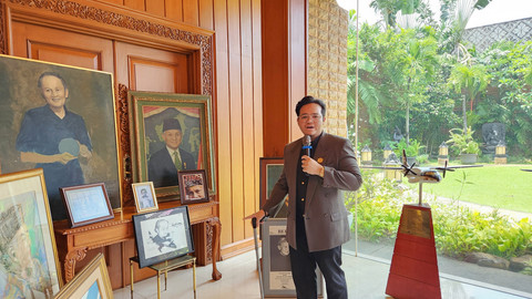 Satria Habibie saat tour dan mencicipi ragam makanan khas keluarga BJ Habibie di Wisma Habibie & Ainun, Jakarta. Foto: Azalia Amadea/kumparan