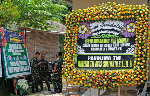 Sejumlah prajurit TNI berjaga di kediaman almarhum Serka Muhammad Nur Ichwan di Dusun Deyangan, Deyangan, Mertoyudan, Magelang, Jawa Tengah, Rabu (1/4/2026). Foto: Anis Efizudin/ANTARA FOTO
