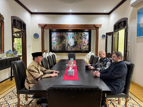 Duta Besar Iran untuk Indonesia Mohammad Boroujerdi menemui Presiden ke-7 Jokowi dikediaman Solo, Rabu (1/4/2026). Foto: Dok. kumparan