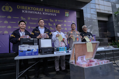 Konpers pengungkapan kasus pembuatan uang palsu di Polda Metro Jaya, Jakarta, Rabu (1/4/2026). Foto: Jamal Ramadhan/kumparan