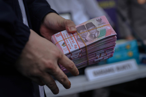Barang bukti pengungkapan kasus pembuatan uang palsu dihadirkan saat konpers di Polda Metro Jaya, Jakarta, Rabu (1/4/2026). Foto: Jamal Ramadhan/kumparan