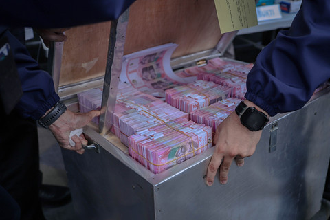 Barang bukti pengungkapan kasus pembuatan uang palsu dihadirkan saat konpers di Polda Metro Jaya, Jakarta, Rabu (1/4/2026). Foto: Jamal Ramadhan/kumparan