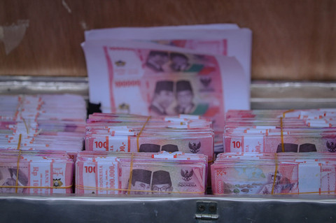 Barang bukti pengungkapan kasus pembuatan uang palsu dihadirkan saat konpers di Polda Metro Jaya, Jakarta, Rabu (1/4/2026). Foto: Jamal Ramadhan/kumparan