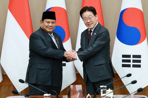 Presiden Prabowo Subianto dan Presiden Korea Selatan Lee Jae Myung berpose untuk foto saat pertemuan di kantor kepresidenan di Seoul (1/4/2026). Foto: Yonhap/AFP