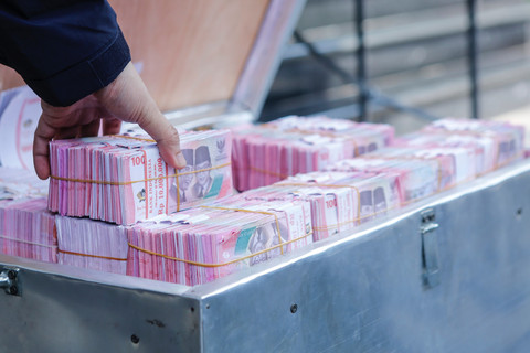Petugas menata barang bukti yang ditunjukkan pada konferensi pers kasus pembuatan uang palsu di Polda Metro Jaya, Jakarta, Rabu (1/4/2026). Foto: Asprilla Dwi Adha/ANTARA FOTO