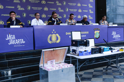 Wadireskrimsus PMJ bersama Kabid Humas PMJ, Kasubdit II Ekbank Ditreskrimsus PMJ dan Direktur Departemen Pengelolaan Uang BI menyampaikan keterangan saat konferensi pers kasus pembuatan uang palsu di Polda Metro Jaya, Jakarta, Rabu (1/4/2026). Foto: Asprilla Dwi Adha/ANTARA FOTO