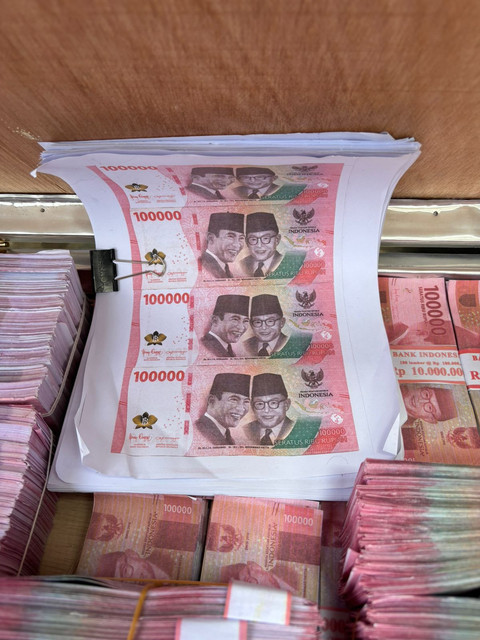 Barang bukti pengungkapan kasus pembuatan uang palsu dihadirkan saat konpers di Polda Metro Jaya, Jakarta, Rabu (1/4/2026). Foto: Ryan Iqbal/kumparan