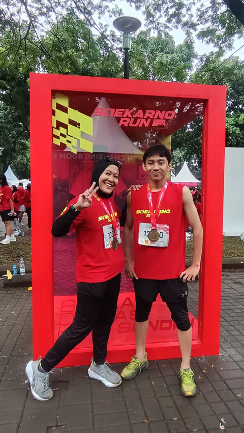 teman kumparan Dyah Rachmanti Utomo bersama anak di Soekarno Run 2026. Foto: Dok. pribadi Dyah Rachmanti Utomo