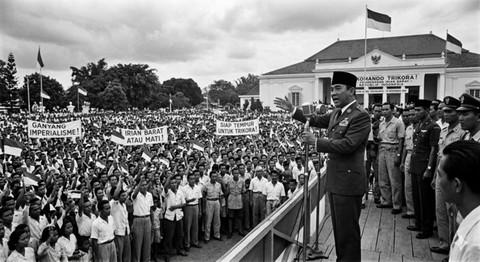 Presiden Sukarno ketika berpidato di Yogyakarta pada tahun 19 Desember 1961 yang mengeluarkan perintah Tri Komando Rakyat (Trikora). Dari situlah dimulai Operasi Trikora untuk merebut Irian Barat (kini Papua). Foto: Gemini AI