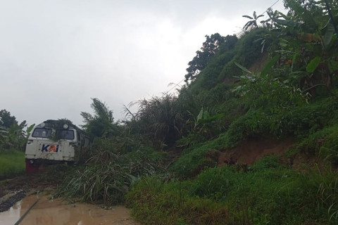 KA Ciremai relasi Semarang Tawang-Bandung terhenti total di tengah lintasan akibat rel tertutup longsor, di Kabupaten Bandung Barat, Rabu (1/4/2026). Foto: ANTARA/HO Daop 2 Bandung