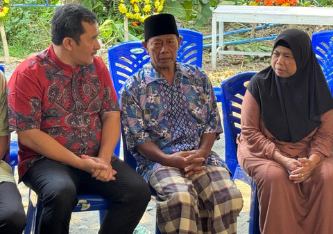 Ketua Komisi A DPRD DIY, Eko Suwanto, berbincang dengan ayah dan ibu dari almarhum Praka Farizal. Foto: Dok. Istimewa