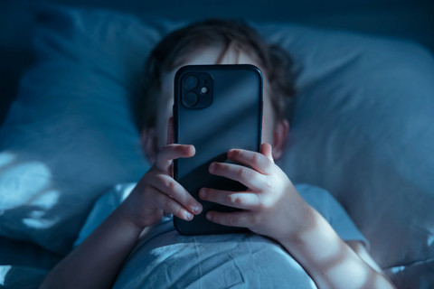 Ilustrasi anak bermain media sosial. Foto: Arsenii Palivoda/Shutterstock