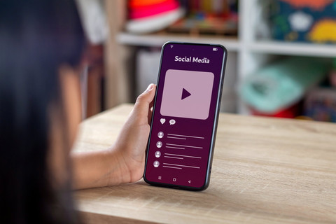 Ilustrasi anak bermain media sosial. Foto: fadfebrian/Shutterstock
