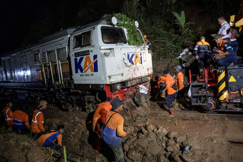 Petugas membersihkan material longsor saat proses evakuasi lokomotif kereta api (KA) Ciremai relasi Semarang Tawang-Bandung yang anjlok di petak Maswati-Sasaksaat, Cikalongwetan, Kabupaten Bandung Barat, Jawa Barat, Rabu (1/4/2026). Foto: Abdan Syakura/ANTARA FOTO