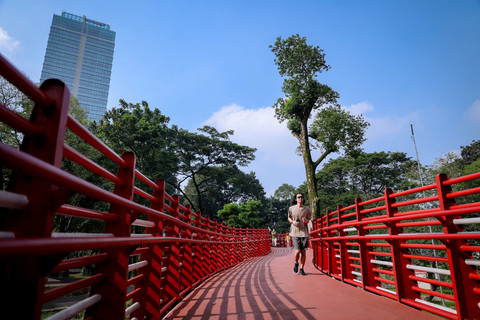 Aktivitas warga terlihat di Taman Bendera Pusaka, Jakarta Selatan, Kamis (2/4/2026). Foto: Jamal Ramadhan/kumparan