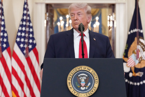 Presiden AS Donald Trump menyampaikan pidato yang disiarkan televisi terkait konflik Timur Tengah dari Cross Hall, White House (1/4/2026). Foto: Alex Brandon / POOL / AFP