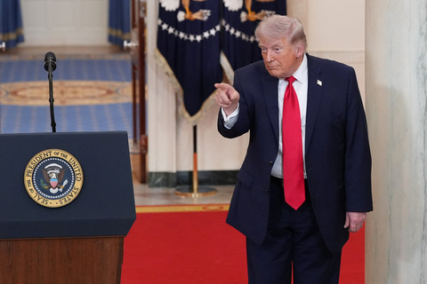 Presiden AS Donald Trump menyampaikan pidato yang disiarkan televisi terkait konflik Timur Tengah dari Cross Hall, White House (1/4/2026). Foto: Alex Brandon / POOL / AFP