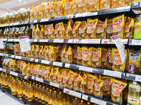 Ilustrasi - Kemasan Minyak Goreng. Foto: Nyanews/Shutterstock