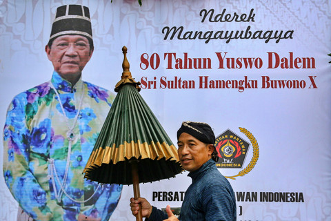 Peserta berfoto di depan media informasi berupa ucapan selamat atas HUT ke-80 Sri Sultan Hamengku Buwono X saat mengikuti kirab di Pagelaran Keraton Yogyakarta, Kamis (2/4/2026). Foto: Andreas Fitri Atmoko/ANTARA FOTO